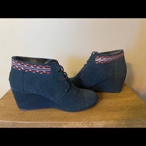 Toms Desert Wedge Navy Trim Bootie size 8.5 W